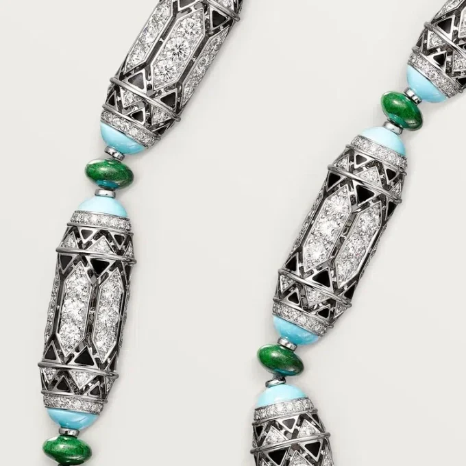 Haute Joaillerie-Halskette – Weißgold, Chalcedon, Skarn, Türkis, schwarzer Lack, Diamanten – Cartier