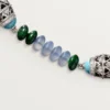 Haute Joaillerie-Halskette – Weißgold, Chalcedon, Skarn, Türkis, schwarzer Lack, Diamanten – Cartier