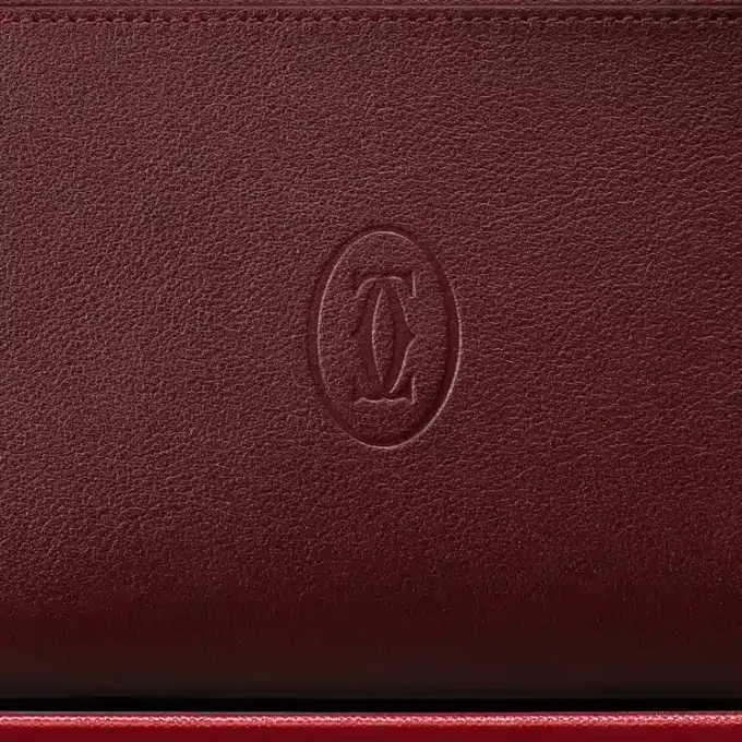 Internationale Geldbörse mit Reißverschluss, Must de Cartier – Burgunderfarbenes Kalbsleder, goldene Oberfläche – Cartier