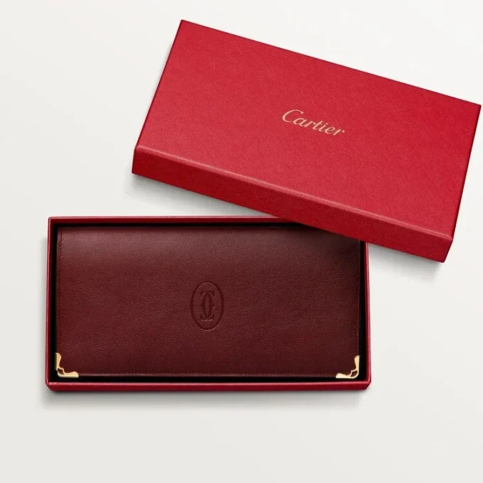 Internationale Geldbörse mit Seitenfalten, Must de Cartier – burgunderrotes Kalbsleder, goldfarbenes Finish – Cartier