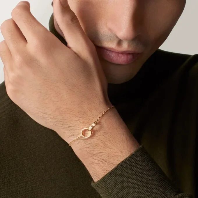Love-Armband, an Kette