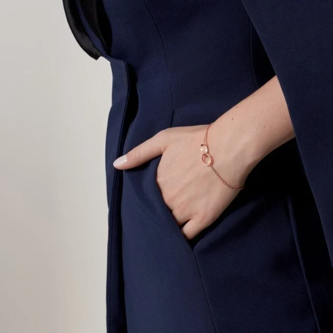 Love-Armband, an Kette