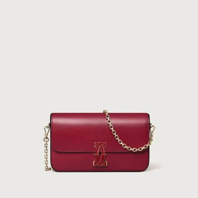 Mini-Kettenhandtasche, Double C de Cartier – Kirschrotes Kalbsleder, Gold und kirschrote Emaille – Cartier