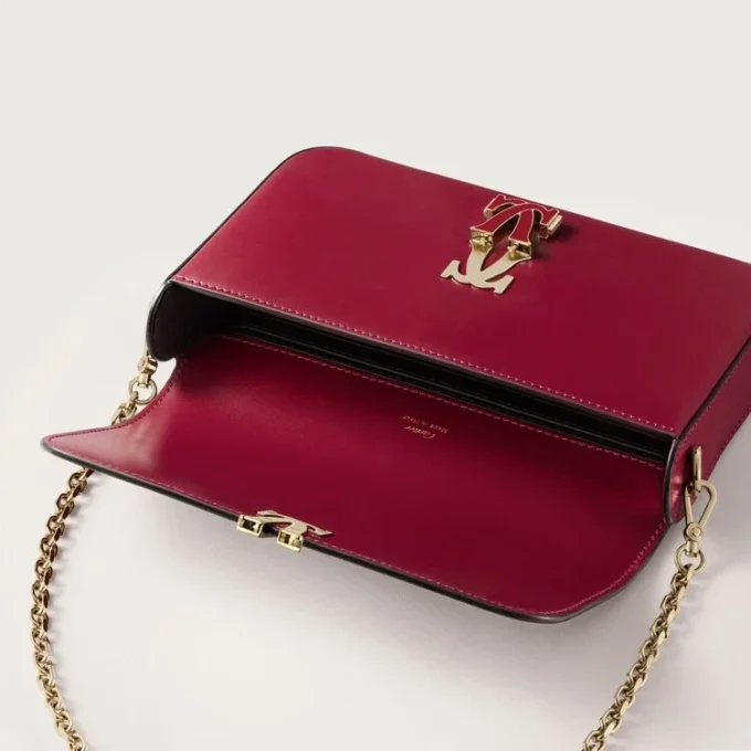 Mini-Kettenhandtasche, Double C de Cartier – Kirschrotes Kalbsleder, Gold und kirschrote Emaille – Cartier