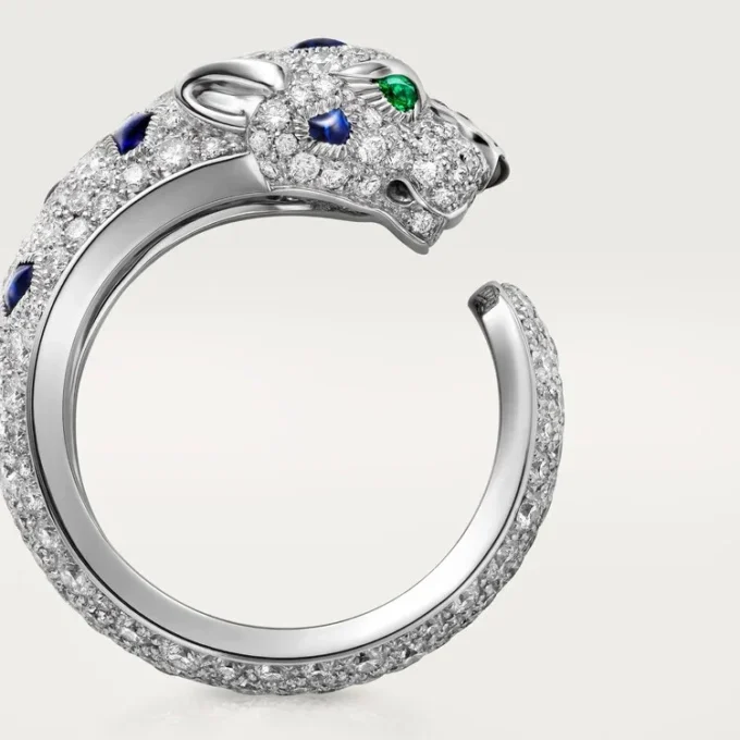 Panthere de Cartier Ring, mittleres Modell, halb pavé-besetzt