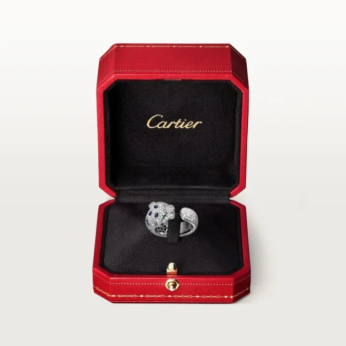 Panthere de Cartier Ring, mittleres Modell, halb pavé-besetzt